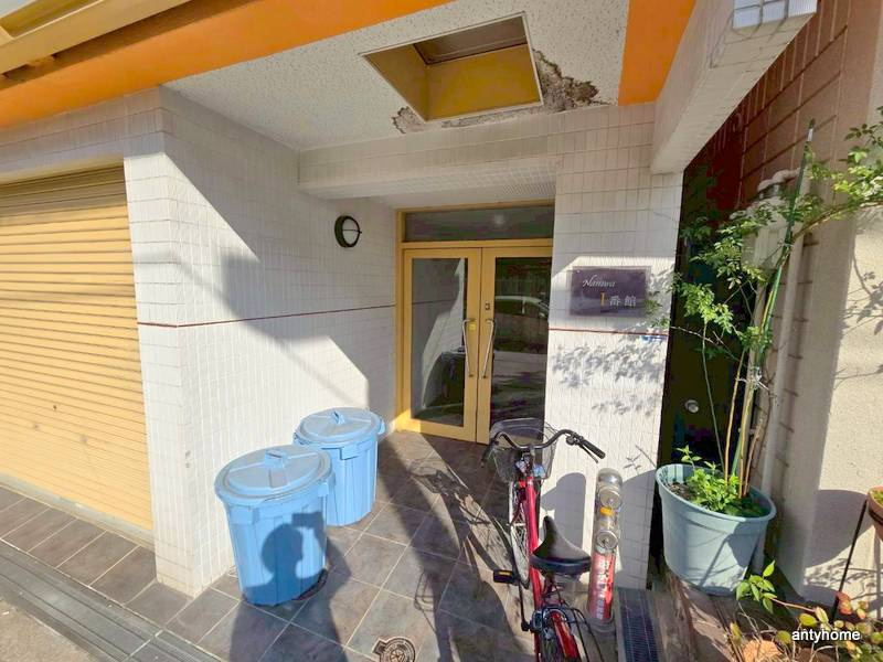 NANIWA一番館　仲介手数料無料のエントランス