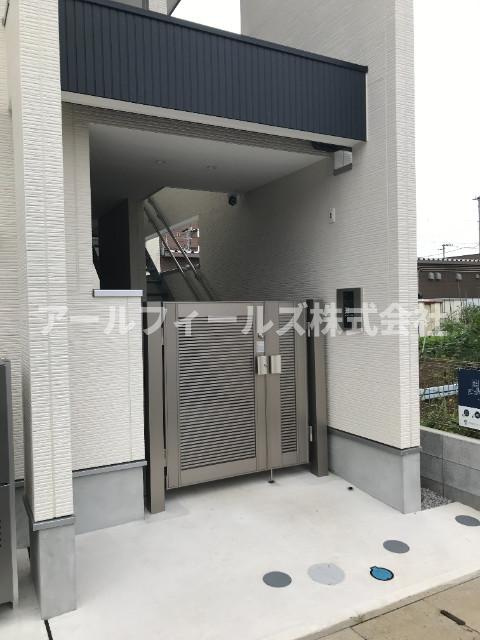 松戸市秋山１丁目のアパートのエントランス