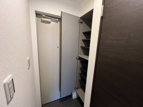 ジーメゾン山科エミールの玄関