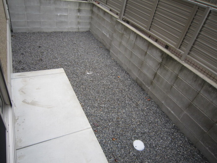 熊本市東区下江津４丁目のアパートのバルコニー