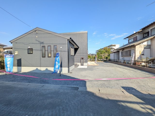 第1　石岡市東光台　新築戸建ての外観|現地完成済で建物も駐車場やお庭も全てご覧いただけます。
ご自身の目で街並みや敷地の広さ、陽当たりをご確認ください。