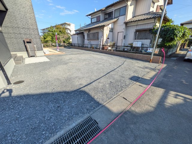 第1　石岡市東光台　新築戸建ての駐車場|駐車は6台以上可能です♪
現地案内会開催中です！ 平日のご見学も可能です。 お気軽にお問い合わせください♪ 【リアライズ不動産】 0297-86-8370まで♪
