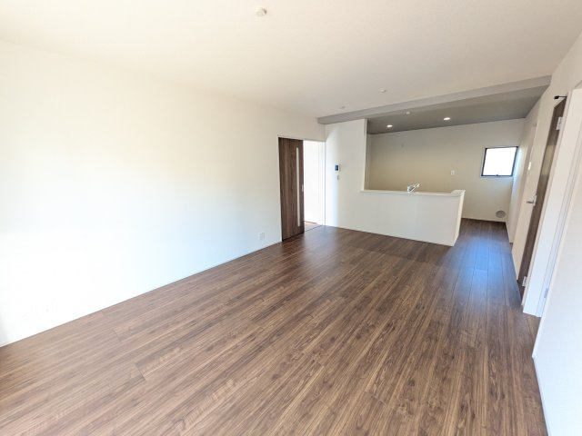 第1　石岡市東光台　新築戸建ての居間・リビング|家族全員の靴がスッキリ片付く大容量シューズボックス完備。
お客様を気持ちよく迎えられる、明るく清潔感あふれる玄関です。