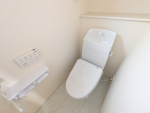 小美玉市羽刈　2期　新築戸建てのトイレ|窓付きで明るく白を基調とした清潔感のあるトイレは温水洗浄便座付きです♪
