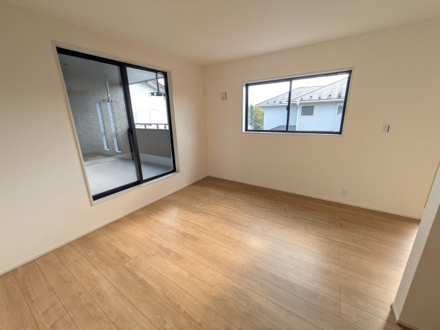 小美玉市羽刈　2期　新築戸建ての洋室|たっぷりの陽光と心地よい風が入る２面採光。
毎朝、爽やかな目覚めをサポートする、快適なベッドルームです。