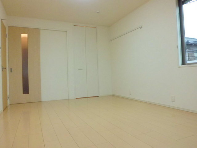 ソレイユ笹下の寝室|南向き東南角部屋２面採光　広々した洋室８．７帖
