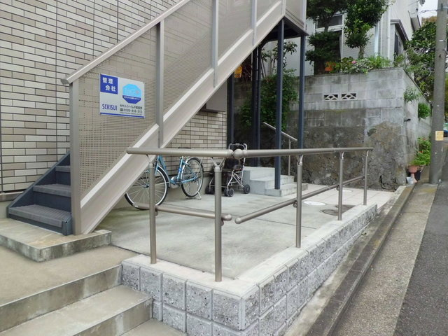 ソレイユ笹下のエントランス