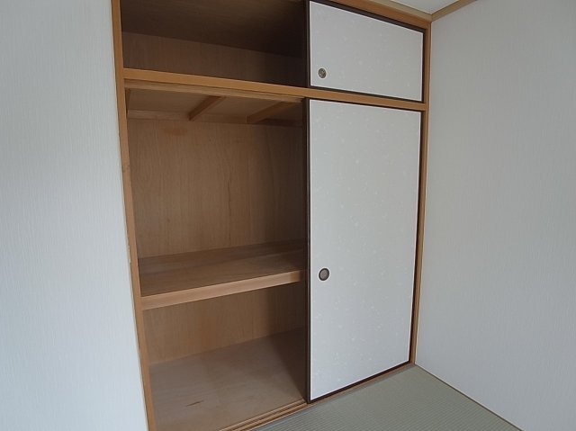 ひかりハイツの収納|天袋もあり押入れは奥行きがあります