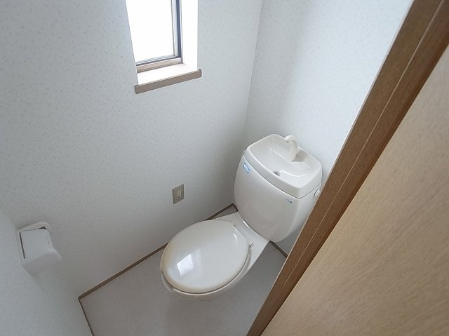 ひかりハイツのトイレ|窓付換気良好のトイレ