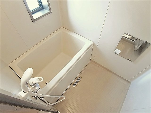 ひかりハイツの浴室|窓付で換気も良好なバスルーム