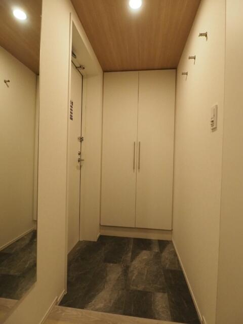 レジディア神田岩本町の玄関