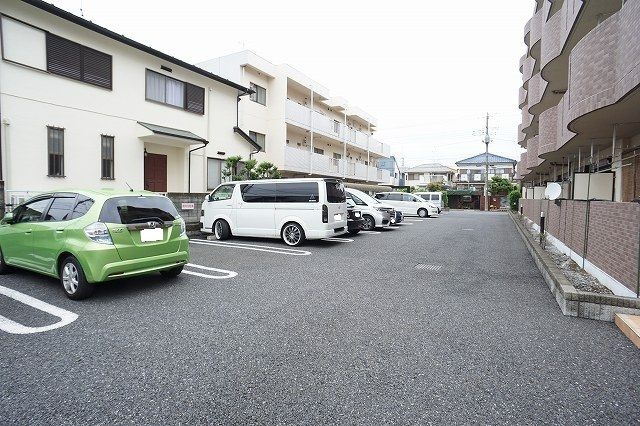 グランディ　東所沢の駐車場