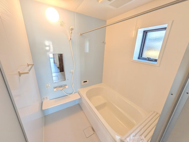 第1　石岡市石岡　新築戸建ての浴室|1坪タイプのゆったりとしたバスルームは浴室暖房換気乾燥機付きで、どんな季節でも快適なバスタイムを満喫出来ます♪
窓付きで明るく開放的なところも良いですね！