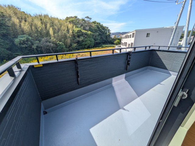 日立市田尻町　6期　新築戸建て　1号棟のバルコニー|広々としたワイドバルコニーは、日当たり良好で毎日の洗濯物干しに最適です。