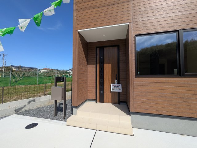 日立市田尻町　6期　新築戸建て　1号棟の玄関|お洒落な玄関ドアと洗練された外壁デザイン。家の顔にふさわしい上質な佇まいで、ご家族やお客様を迎えます。