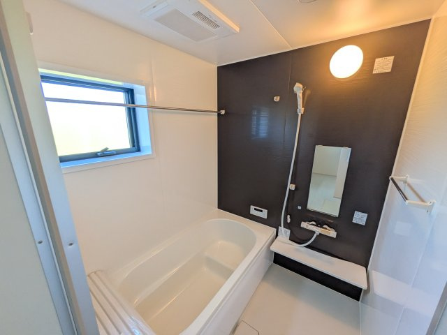 日立市田尻町　6期　新築戸建て　1号棟の浴室|1坪タイプのゆったりとしたバスルームは浴室暖房換気乾燥機付きで、どんな季節でも快適なバスタイムを満喫出来ます♪
窓付きで明るく開放的なところも良いですね！