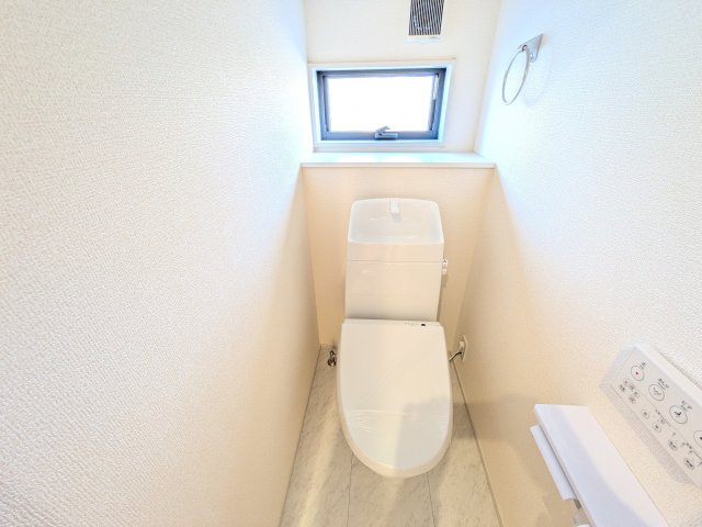 日立市田尻町　6期　新築戸建て　1号棟のトイレ|窓付きで明るく白を基調とした清潔感のあるトイレは温水洗浄便座付きです♪
