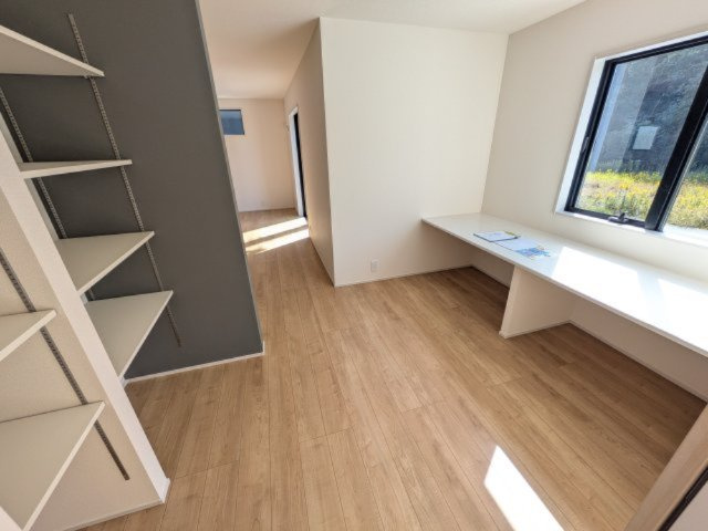 日立市田尻町　6期　新築戸建て　1号棟の居間・リビング|リビングと繋がる多目的スペース。
陽当たりも良好です♪