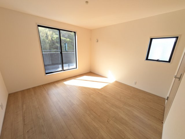 日立市田尻町　6期　新築戸建て　1号棟の洋室|たっぷりの陽光と心地よい風が入る２面採光。
毎朝、爽やかな目覚めをサポートする、快適なベッドルームです。