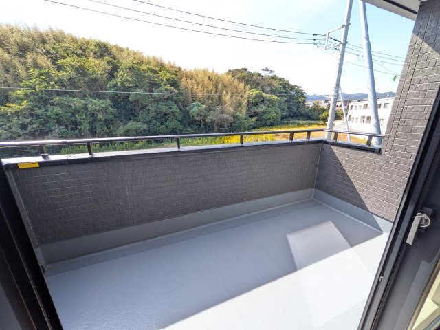 日立市田尻町　6期　新築戸建て　2号棟のバルコニー|広々としたワイドバルコニーは、日当たり良好で毎日の洗濯物干しに最適です。