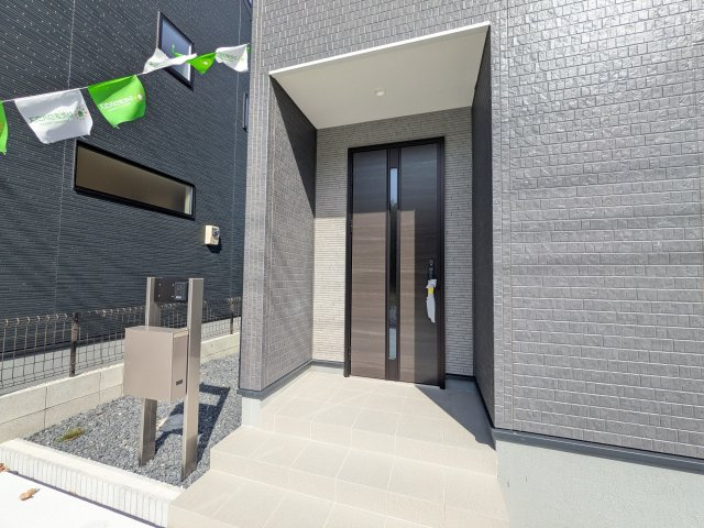 日立市田尻町　6期　新築戸建て　2号棟の玄関|お洒落な玄関ドアと洗練された外壁デザイン。家の顔にふさわしい上質な佇まいで、ご家族やお客様を迎えます。