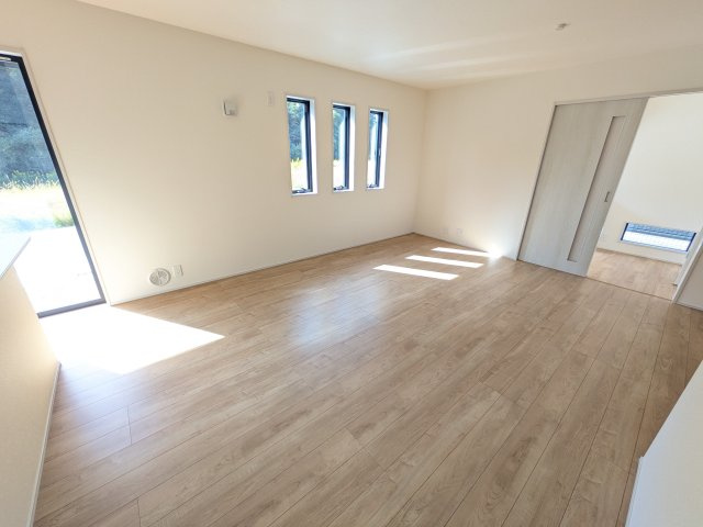 日立市田尻町　6期　新築戸建て　2号棟の居間・リビング|南向きで明るく陽当たりの良いリビングです♪