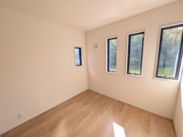 日立市田尻町　6期　新築戸建て　2号棟の洋室|たっぷり収納と明るい窓で、片付けも気持ち良くできる洋室。
お子様の「自分の部屋が欲しい」という夢を叶えます。