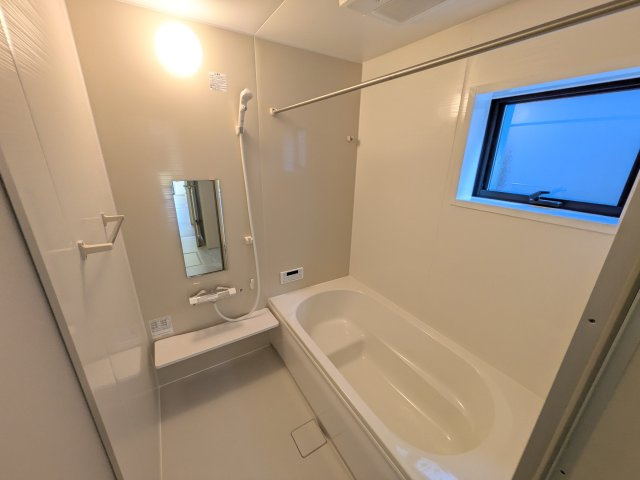 日立市田尻町　6期　新築戸建て　2号棟の浴室|1坪タイプのゆったりとしたバスルームは浴室暖房換気乾燥機付きで、どんな季節でも快適なバスタイムを満喫出来ます♪
窓付きで明るく開放的なところも良いですね！