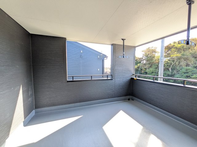 日立市田尻町　6期　新築戸建て　3号棟のバルコニー|広々としたワイドバルコニーは、日当たり良好で毎日の洗濯物干しに最適です。