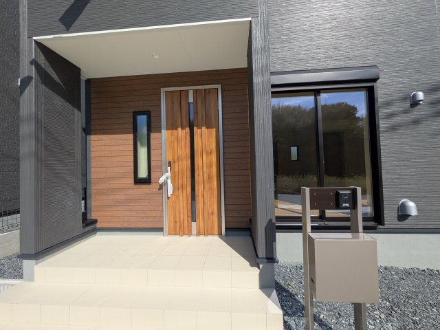 日立市田尻町　6期　新築戸建て　3号棟の玄関|お洒落な玄関ドアと洗練された外壁デザイン。家の顔にふさわしい上質な佇まいで、ご家族やお客様を迎えます。
