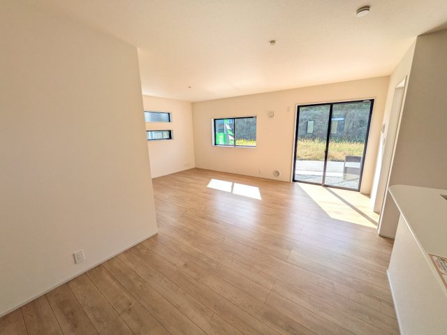 日立市田尻町　6期　新築戸建て　3号棟の居間・リビング|南向きで明るく陽当たりの良いリビングです♪