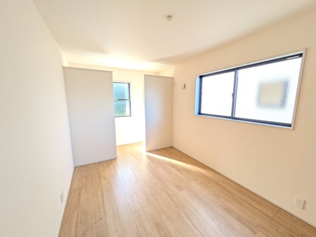 日立市田尻町　6期　新築戸建て　3号棟の洋室|たっぷり収納と明るい窓で、片付けも気持ち良くできる洋室。
お子様の「自分の部屋が欲しい」という夢を叶えます。