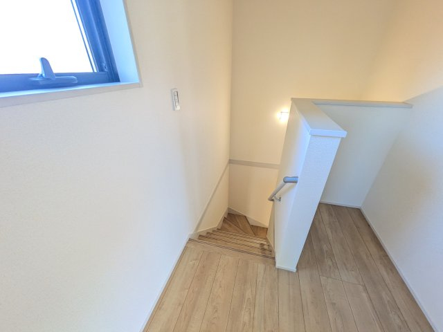 日立市田尻町　6期　新築戸建て　3号棟の内装|窓付きで明るい階段は、手すり付きでお子様からご年配の方まで安心して上り下りができます♪