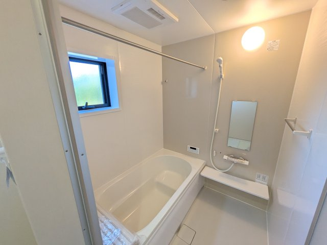 日立市田尻町　6期　新築戸建て　3号棟の浴室|1坪タイプのゆったりとしたバスルームは浴室暖房換気乾燥機付きで、どんな季節でも快適なバスタイムを満喫出来ます♪
窓付きで明るく開放的なところも良いですね！