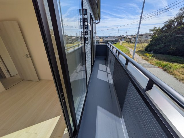 日立市田尻町　6期　新築戸建て　4号棟のバルコニー|広々としたワイドバルコニーは、日当たり良好で毎日の洗濯物干しに最適です。