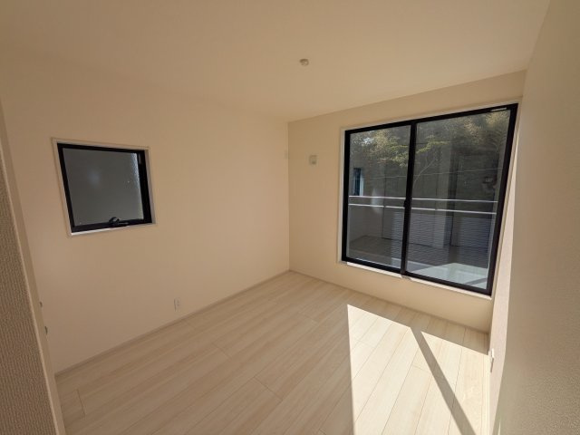 日立市田尻町　6期　新築戸建て　4号棟の洋室|たっぷり収納と明るい窓で、片付けも気持ち良くできる洋室。
お子様の「自分の部屋が欲しい」という夢を叶えます。