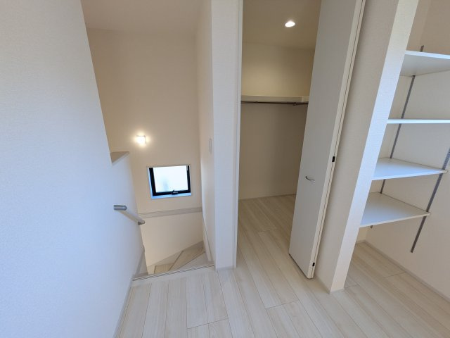 日立市田尻町　6期　新築戸建て　4号棟の内装|窓付きで明るい階段は、手すり付きでお子様からご年配の方まで安心して上り下りができます♪