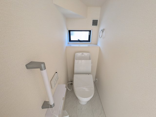 日立市田尻町　6期　新築戸建て　4号棟のトイレ|窓付きで明るく白を基調とした清潔感のあるトイレは温水洗浄便座付きです♪
