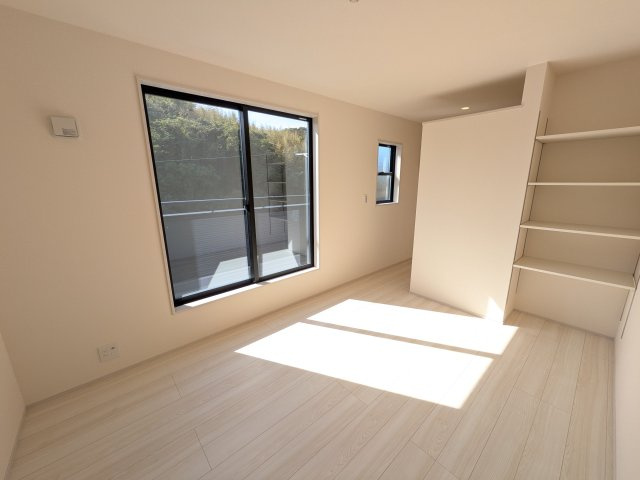 日立市田尻町　6期　新築戸建て　4号棟の洋室|たっぷりの陽光と心地よい風が入る２面採光。
毎朝、爽やかな目覚めをサポートする、快適なベッドルームです。