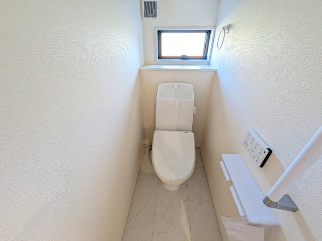 日立市田尻町　6期　新築戸建て　5号棟のトイレ|窓付きで明るく白を基調とした清潔感のあるトイレは温水洗浄便座付きです♪
