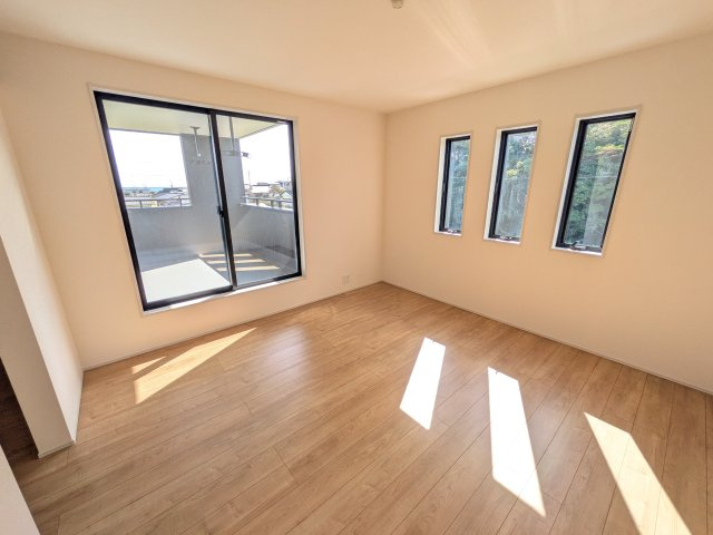 日立市田尻町　6期　新築戸建て　5号棟の洋室|たっぷりの陽光と心地よい風が入る２面採光。
毎朝、爽やかな目覚めをサポートする、快適なベッドルームです。