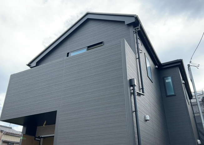【バルコニー】 | 大野台新築戸建 | バルコニーは、室外の専用スペースのうち、「屋根がなく開放された空間」であるものを指します。ベランダより広いタイプのものが多く、日当たりもよいため家庭菜園などを楽しみたい人にとって適した環境となります。