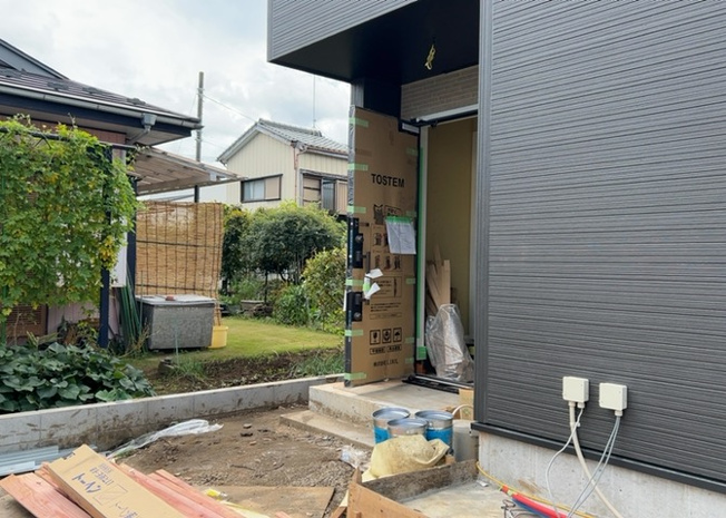 【玄関】 | 大野台新築戸建 | 玄関は家の顔でもあり、家族以外の目にも止まる場所です。玄関は外との間を仕切る扉、靴などをしまっておく収納スペース、靴脱ぎのたたきスペース、来客とのやり取りをするドアホンなど複数のアイテムからなります。