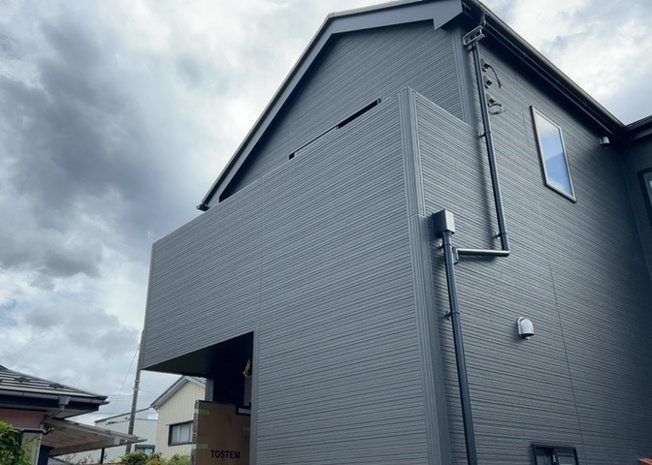 【バルコニー】 | 大野台新築戸建 | 一般的なバルコニーは、奥行1.5ｍ程ですが、ワイルドバルコニーは2ｍまで広がっています。そのため洗濯物の間隔をあけ干すことができ、乾きやすいというメリットや、ガーデニングが楽しめる等の特徴があります。