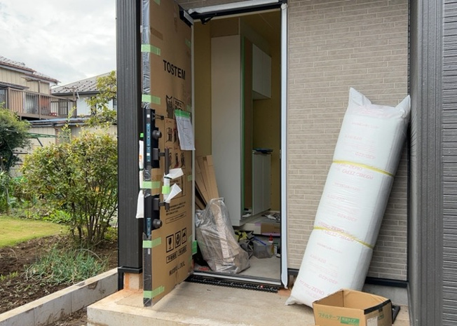 【セキュリティ】 | 大野台新築戸建 | モニターで来訪者を確認して、目的が分からない場合はインターホンを通じて室内から会話することができます。怪しいと感じた場合はインターホン越しにお帰りいただくことができるので、直接会うことがなく安全です。