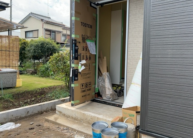 【玄関】 | 大野台新築戸建 | 玄関は、狭すぎると複数人で使いにくく、広すぎても無駄な空間になりがちです。最低2畳を目安にして、家の広さとの兼ね合いや家族の人数を考慮して決めるとよいでしょう。現地を見学して快適な玄関を選びましょう！