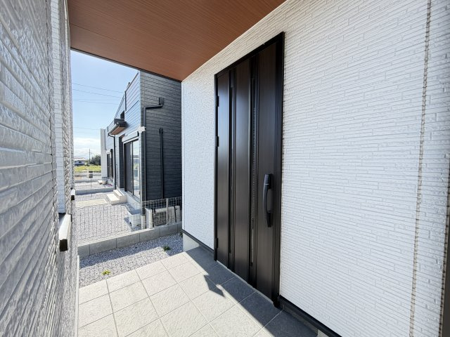 横室築浅住宅の玄関|■風除対応の玄関
