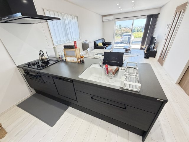 横室築浅住宅のキッチン|■対面式のシステムキッチン！