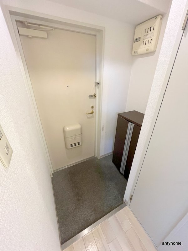 エランドール江坂　仲介手数料無料の玄関