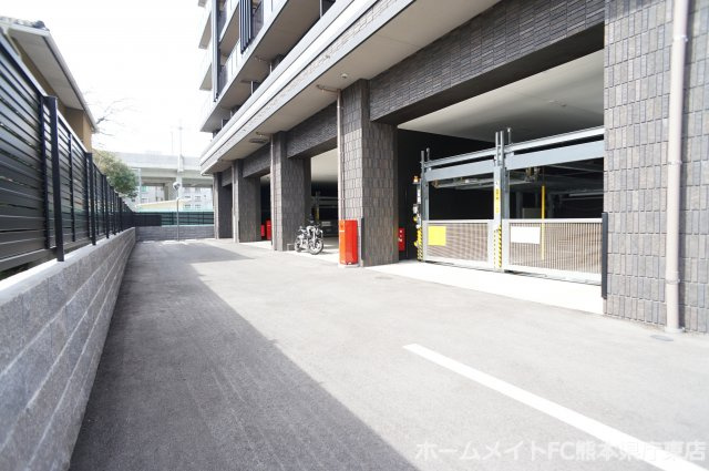 レーベン熊本新町EMBRACEの駐車場